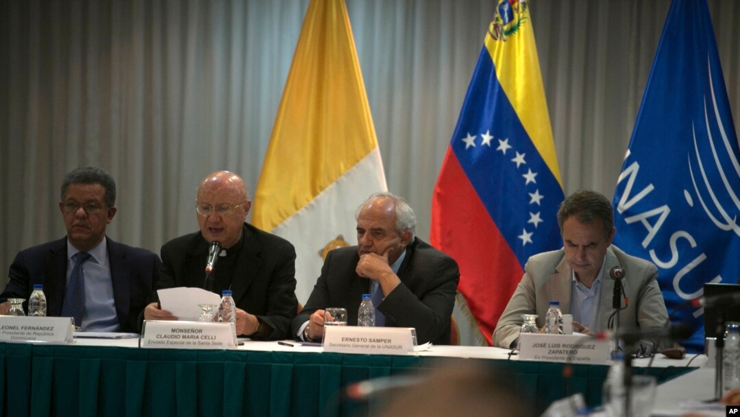 Pemerintah Venezuela dan oposisi melanjutkan pembicaraan yang bertujuan untuk meredakan konfrontasi politik di Caracas, Venezuela, Jumat malam (11/11). Dari kiri: Presiden Republik Dominika Leonel Fernande, utusan Vaatikan Uskup Claudio Maria Celli, mantan Presiden Kolombia Ernesto Samper dan PM Spanyol Jose Luis Rodriguez Zapatero. 