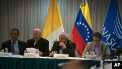 Pemerintah Venezuela dan oposisi melanjutkan pembicaraan yang bertujuan untuk meredakan konfrontasi politik di Caracas, Venezuela, Jumat malam (11/11). Dari kiri: Presiden Republik Dominika Leonel Fernande, utusan Vaatikan Uskup Claudio Maria Celli, mantan Presiden Kolombia Ernesto Samper dan PM Spanyol Jose Luis Rodriguez Zapatero. 