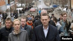 Russian opposition leader and anti-graft blogger Alexei Navalny walks with his wife Yulia after a court hearing, Kirov, April 17, 2013.