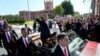 El nuevo presidente de Paraguay, Santiago Peña, y su esposa, Leticia Ocampos, saludan desde un automóvil mientras se dirigen a la Catedral el día de la asunción de Peña en Asunción, Paraguay, el martes 15 de agosto de 2023. 