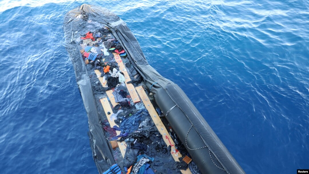 Ubwato butwaye abimukira mw'ibahari ya Mediterane 
