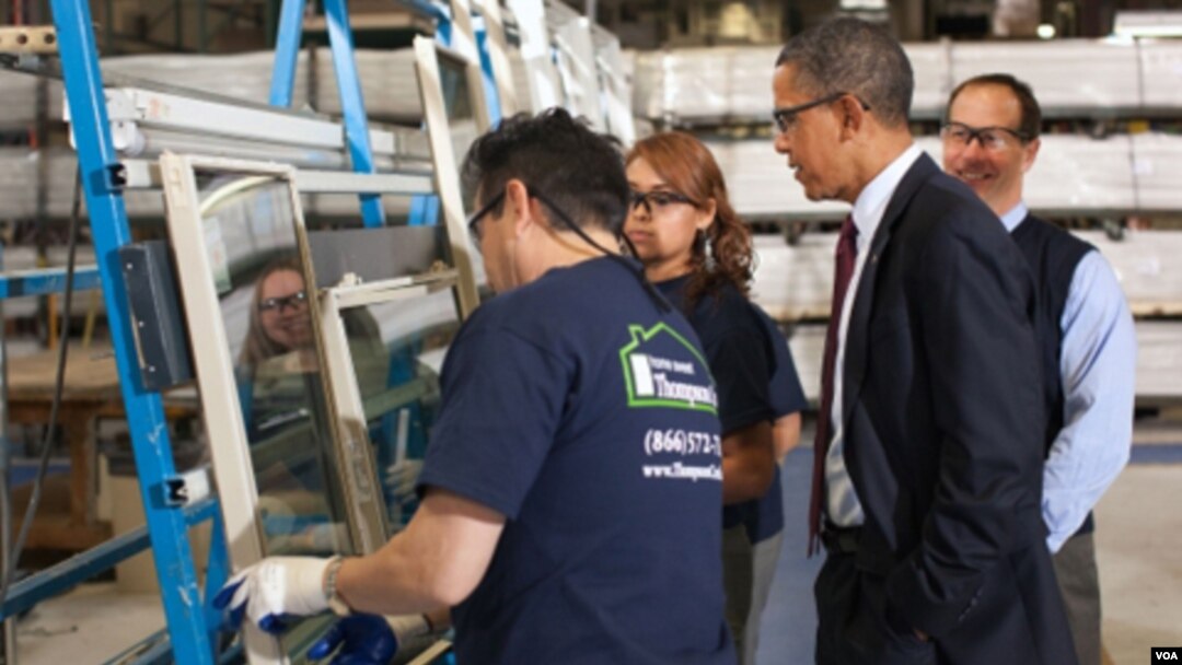 Presiden Obama mengunjungi sebuah pabrik pembuatan jendela, Thompson Creek Manufacturing, di Maryland (11/1).
