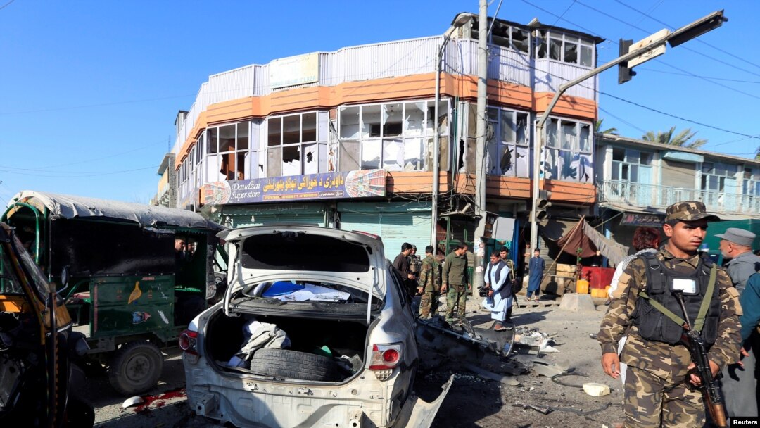 Pasukan keamanan Afghanistan memeriksa lokasi bom bunuh diri di Jalalabad, Afghanistan, 7 Maret 2018. (Foto: dok).