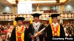 Prosesi pemberian gelar doktor Kehormatan HC untuk Panglima TNI Marsekal Hadi Tjahjanto di kampus UNS Solo, Jumat, 20 September 2019. (Foto: Humas UNS Solo)