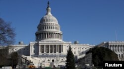 La plataforma para la inauguración del presidente electo de EE.UU., Joe Biden, en plena construcción frente al Capitolio de Washington, el 28 de diciembre de 2020.