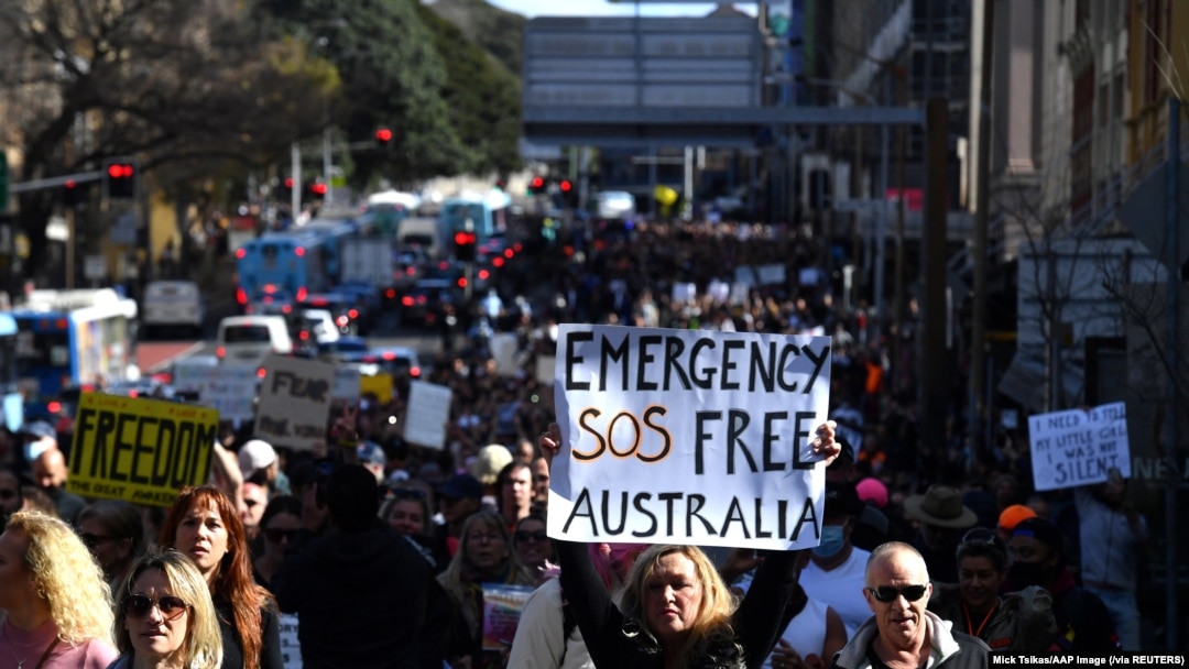 Para pengunjuk rasa berpawai di pusat kota menentang karantina wilayah di tengah wabah COVID-19 di Sydney, Australia, Sabtu, 2 Juli 2021. (Foto: Mick Tsikas/AAP Image via Reuters)