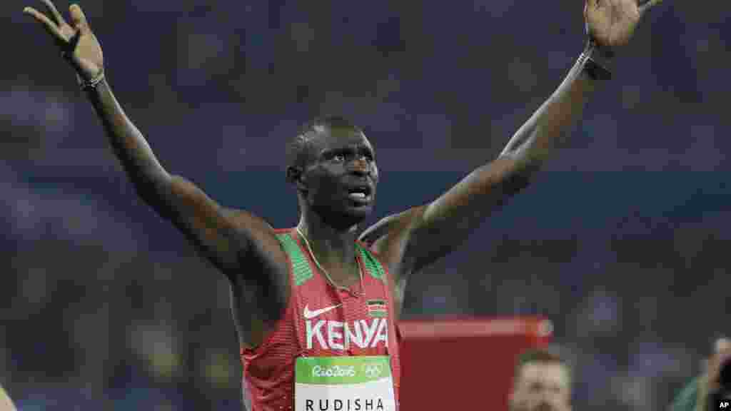 David Lekuta Rudisha du Kenya célèbre sa victoire, le 15 août 2016.