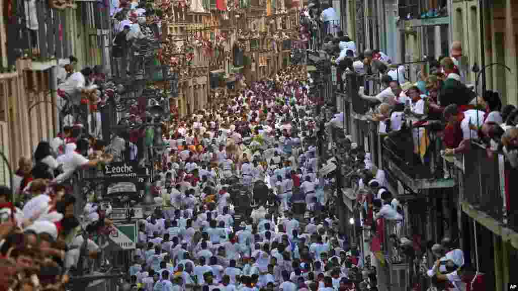 Ispaniyada San-Fermin festivali doirasida buqalar bilan olishuv bo'lmoqda.