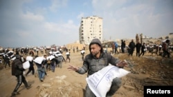 ລາຍການກະຈາຍສຽງຂອງວີໂອເອ ລາວ: ນັກຄົ້ນຄວ້າ ຈາກມະຫາວິທະຍາໄລນິວຢອກ ຄົ້ນພົບຄວາມເຊື່ອມໂຍງທີ່ເປັນໄປໄດ້ກັບພະຍາດກ່ຽວກັບ ການເສຍຊີວິດກະທັນຫັນໃນເດັກນ້ອຍ