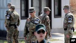 Des soldats sud-coréens et américains se tiennent du côté sud lors d'une visite de la presse au village frontalier de Panmunjom dans la zone démilitarisée, en Corée du Sud, le 18 avril 2018.