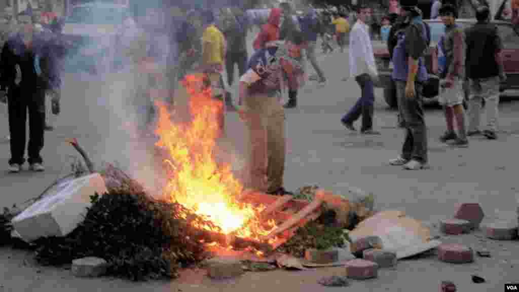 Protesters set fire to debris in Cairo, Dec. 6, 2013. (Hamada Elrasam for VOA)