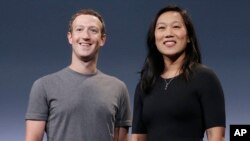 Shugaban Kamfanin Facebook Mark Zuckerberg da mai dakin shi Priscilla Chan,