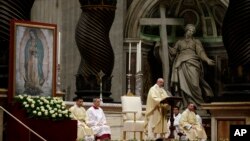 El papa Francisco celebra misa en honor de la Virgen de Guadalupe en el Vaticano.