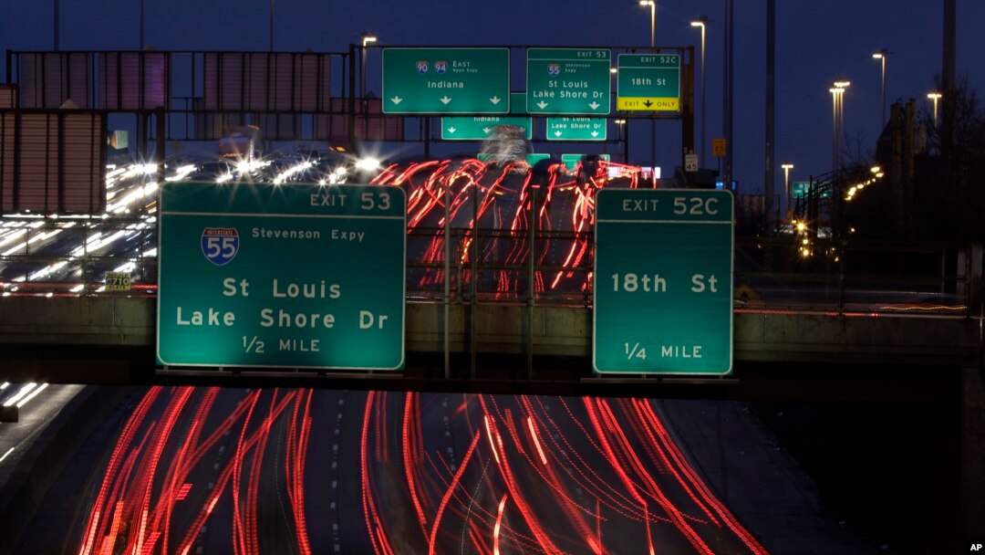 Para pengendara mobil melakukan perjalanan ke selatan melalui Interstate 90 dan 94 menuju Indiana mendekati persimpangan dengan Interstate 55 menuju St. Louis saat liburan dimulai di AS, 21 Desember 2017 di Chicago, Illinois. (Foto: dok).