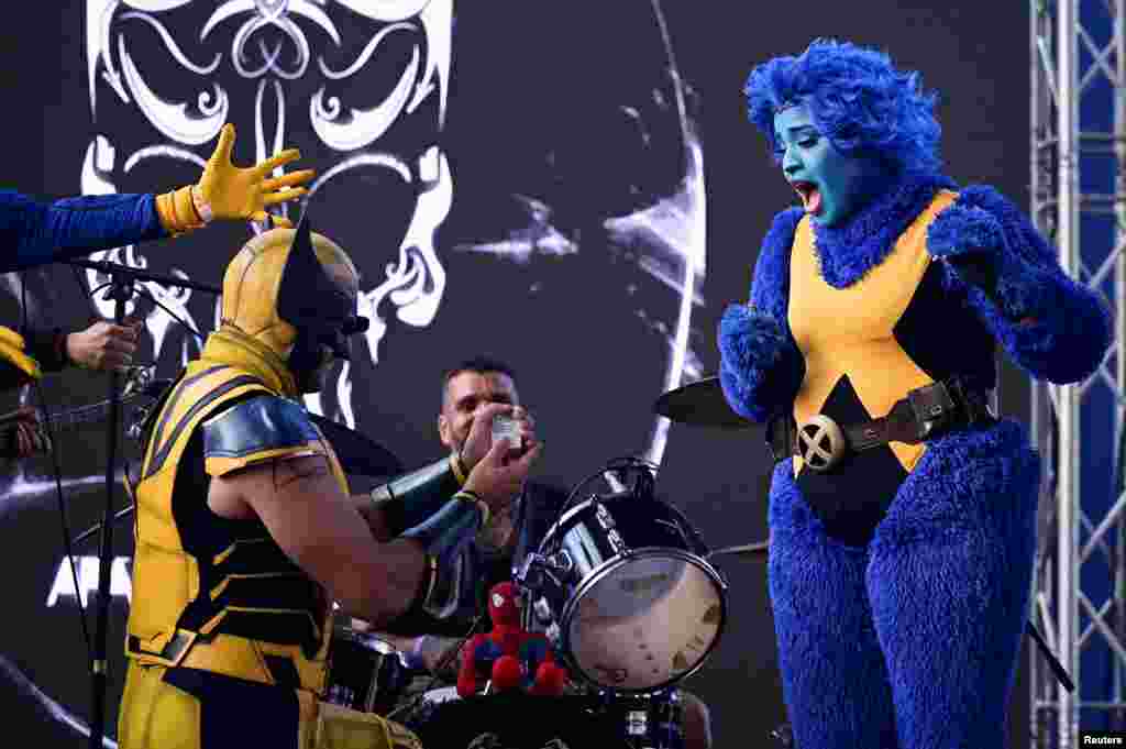 Omar Proeza, dressed as Wolverine, proposes to Victoria Nauri, dressed as Beast during a Comic Con in Caracas, Venezuela, Nov. 17, 2024.