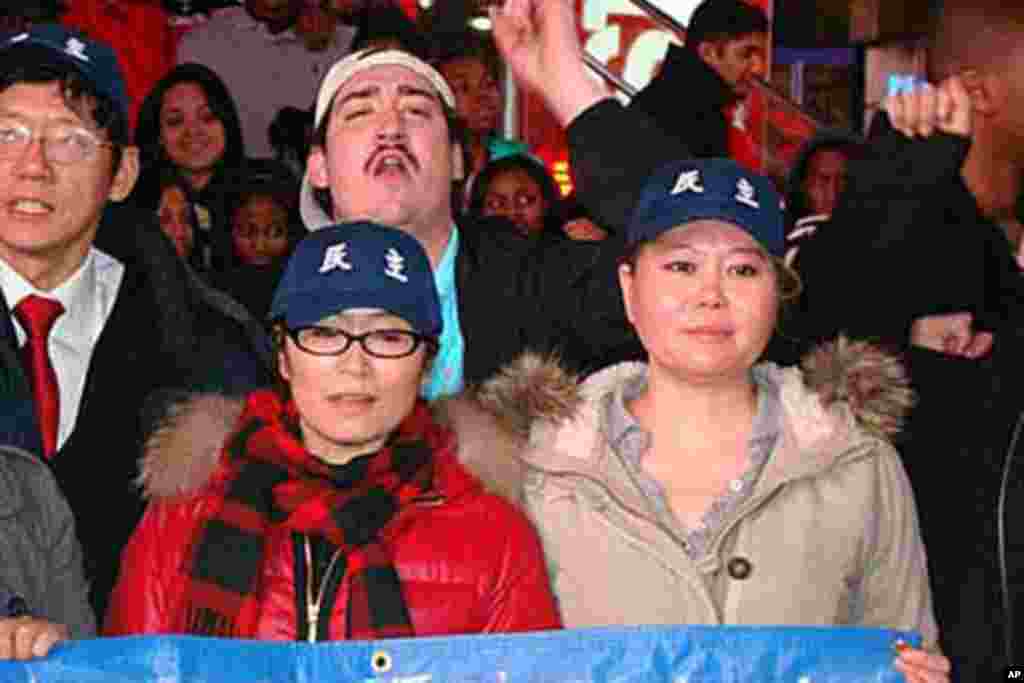 路过的美国人也跟着高呼口号