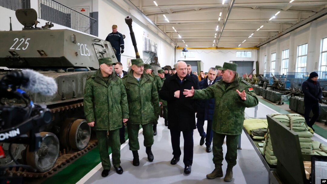 Tổng thống Belarus Lukashenko thăm một căn cứ vũ khí pháo binh ở vùng Gomel, tháng 11/2023 (ảnh tư liệu).