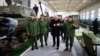 На архівному фото: Олександр Лукашенко (у центрі) відвідує базу артилерійського озброєння в Гомельській області Білорусі, 17 листопада 2023 р. Фото: Офіс президента Білорусі/AP