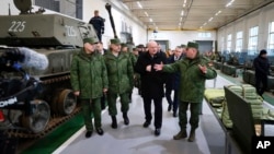 На архівному фото: Олександр Лукашенко (у центрі) відвідує базу артилерійського озброєння в Гомельській області Білорусі, 17 листопада 2023 р. Фото: Офіс президента Білорусі/AP