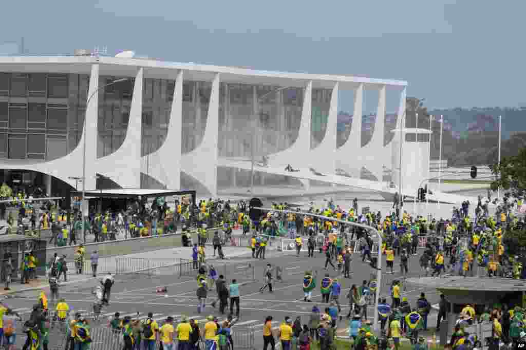 Protestas ante el Palacio de Planalto en Brasilia, Brasil, el domingo 8 de enero de 2023.