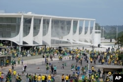 Partidarios del expresidente de Brasil Jair Bolsonaro protestan ante el Palacio de Planalto en Brasilia, Brasil, el domingo 8 de enero de 2023.