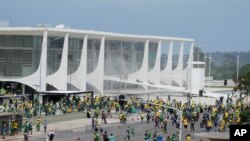 Partidarios del expresidente de Brasil Jair Bolsonaro protestan ante el Palacio de Planalto en Brasilia, Brasil, el 8 de enero de 2023.