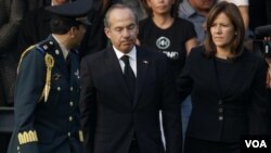 Presiden Meksiko, Felipe Calderon (tengah). Saudara Presiden Calderon, Luisa, mengalami kekalahan tipis dalam pemilu gubernur.