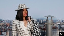 Penyanyi Cardi B berpose saat menghadiri peragaan busana Chanel di Paris, Prancis, 1 Oktober 2019. (Foto: AP)