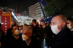 El presidente turco Recep Tayyip Erdogan visita el lugar de un edificio colapsado en el terremoto del viernes (30 de octubre) en Esmirna, Turquía, el sábado 31 de octubre de 2020.