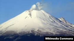 El Popocatépetl es un volcán activo localizado en el centro de México, en los límites territoriales de los estados de Morelos, Puebla y México.