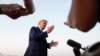 El presidente de Estados Unidos, Donald Trump, aborda el Air Force One a su salida de Bedminster, Nueva Jersey, donde pasó el fin de semana.