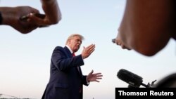 El presidente de Estados Unidos, Donald Trump, aborda el Air Force One a su salida de Bedminster, Nueva Jersey, donde pasó el fin de semana.