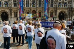 گردهمایی در پاریس دراعتراض به بازداشت لوئی آرنو شهروند فرانسوی در ایران