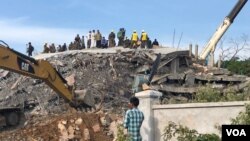 Rescue operation continues in search for those trapped in a building collapse in Kep province, Saturday January 4th, 2020. (Sun Narin/ VOA Khmer) 