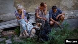 Residentes reaccionan mientras se niegan a ser evacuados en medio del ataque de Rusia a Ucrania, en la ciudad de Toretsk, cerca de una línea de frente en la región de Donetsk, Ucrania, el 3 de julio de 2024. REUTERS/Alina Smutko 