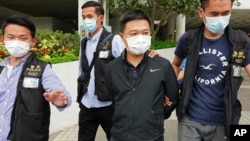2021年6月17日，香港《苹果日报》总编辑罗伟光(右二)遭警方逮捕，该报另有四名高管也于同日被捕。