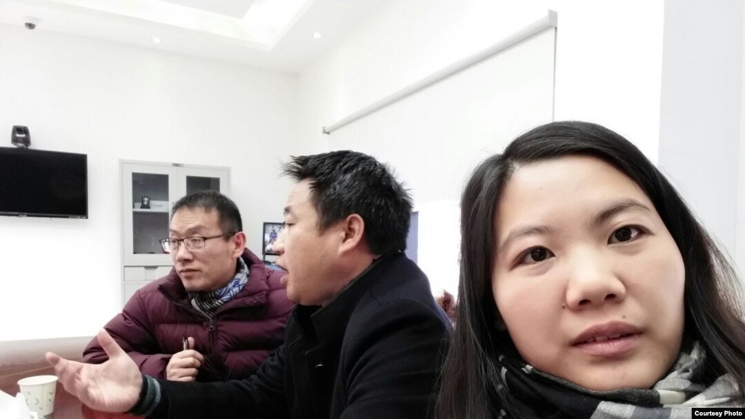 許艷和常伯陽(左)及謝陽兩位律師在公安局內