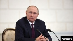 រូបឯកសារ៖ ប្រធានាធិបតី​រុស្ស៊ីលោក Vladimir Putin ចូលរួម​ក្នុង​សន្និសីទ​សារព័ត៌មាន​មួយ​នៅ​ទីក្រុង Sochi ប្រទេស​រុស្ស៊ី កាល​ពី​ថ្ងៃទី ៣១ ខែតុលា ឆ្នាំ២០២២។ (Sputnik/Sergey Bobylev/Pool via REUTERS)