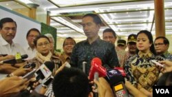 Presiden Joko Widodo memberikan penjelasan seputar penyelenggaaraan KTT Luar Biasa OKI di di Jakarta Convention Center, Jumat 4/3 (VOA/Andylala).