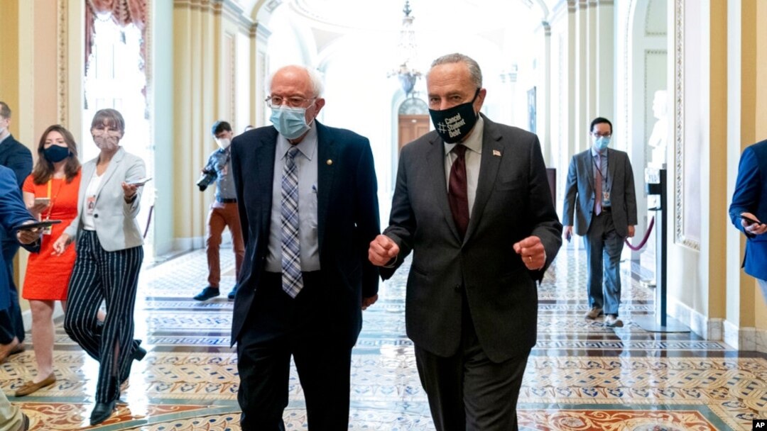 Senator Berni Sanders (chapda) Senatdagi demokratlar sardori Chak Shumer bilan, Vashington, AQSh, 2021-yil, 9-avgust
