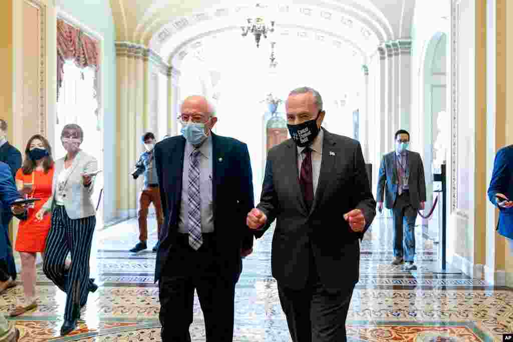 Senator Berni Sander və Senatın əksəriyyət lideri Çak Şumer büdcə toplantısından çıxarkən müxbirlərlə danışır