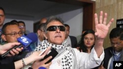 El exguerrillero de las FARC Jesús Santrich habla con periodistas después de jurar su escaño en el Congreso en Bogotá, el 11 de junio de 2019.