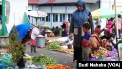 Dengan mengandalkan produk pertanian lokal, harga sayur mayur dan produk pertanian lainnya di Aceh cukup stabil (Foto: VOA/Budi Nahaba)