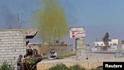  2015年3月10日，伊拉克军队和什叶派战斗人员在萨拉赫丁省阿拉姆镇引爆被控系伊斯兰国的炸弹，带有氯气的烟雾直冲云霄。