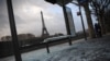 París reabre museos, limpia las calles, tras disturbios
