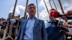 Колишній генсек НАТО і прем'єр-міністр Данії Андерс Фог Расмуссен під час візиту в Україну у 2022 році. AP Photo/Nariman El-Mofty
