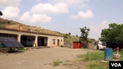 په خوست کې یو شمېر کلینیکونه په شخصي کورونو کې فعالیت کوي. 