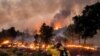 Un bombero frente a las llamas en el condado de Napa, en el norte de California el 21 de agosto de 2020.