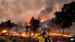 Un bombero frente a las llamas en el condado de Napa, en el norte de California el 21 de agosto de 2020.