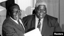 URobert Mugabe loJoshua Nkomo